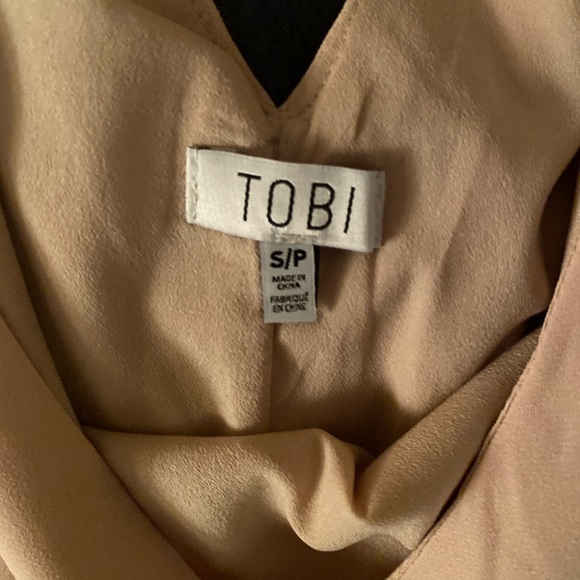 Tobi Peachy Tan Flowy Top - Picture 3 of 3